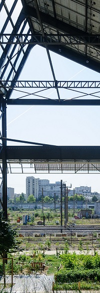 vue d'une halla rénovée à paris avec une zone en griche puis la ville