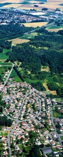 vue aérienne de champs et zone urbaine