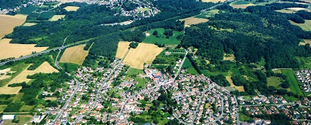 Vue aérienne de village et de campagne