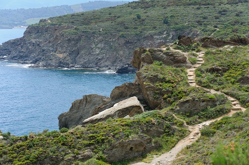 Sentier côtier sur les falaises d'occitanie