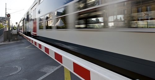 train à un passage à niveau