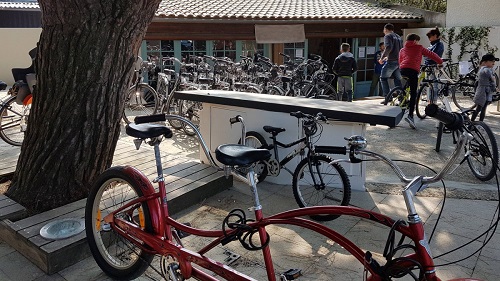 Point de location de différents vélos en zone touristique