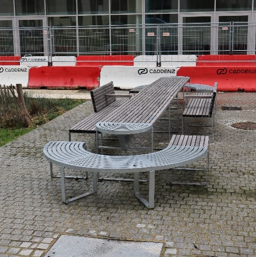 Table publique proposant une grande variété d'assise au Village des Athlètes.