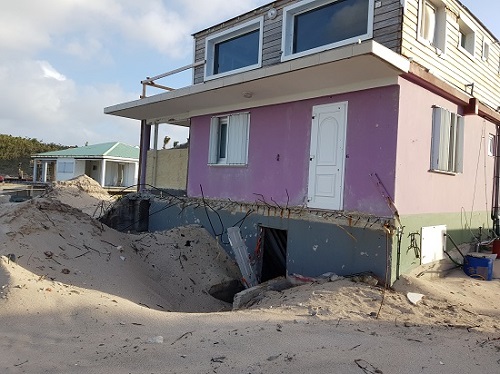 Maison déstabilisée suite à l'érosion de la plage
