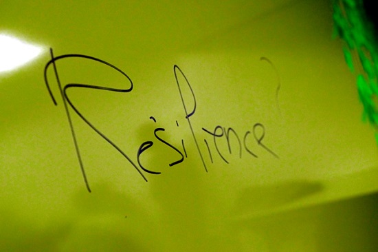 post it en gros plan avec marqué "résilience"