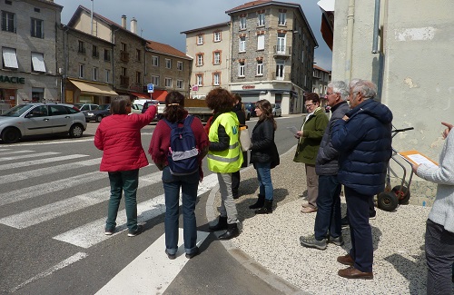 visite commentée de l'espace public avec des habitants dans un centre bourg
