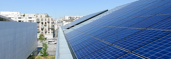 panneaux solaires sur le toit d'un immeuble