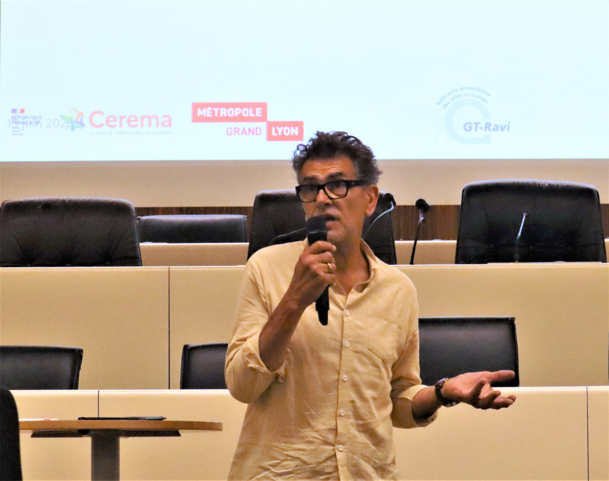 Homme blanc en chemise blanche dans une salle de conférence