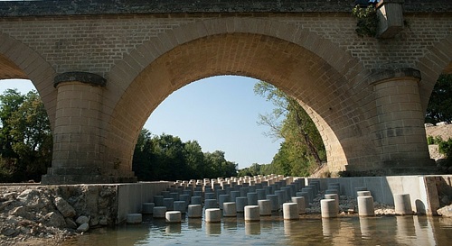 Passe à poissons sous le pont ferroviaire