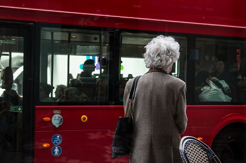 personne âgée devant un autocbus