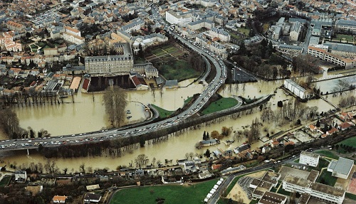 crue à Poitiers vue aérienne (10 m de crue sur les bords de la rivière)