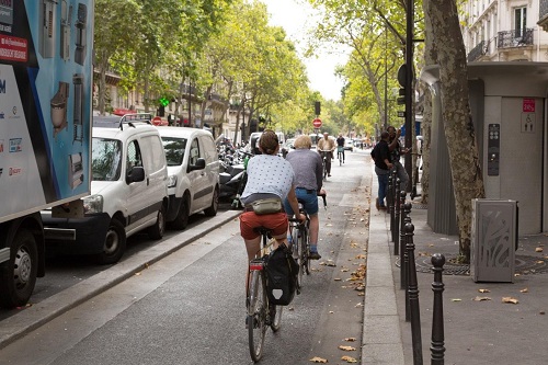 piste bidirectionnelle, tronçon du Réseau Express Vélo à Paris a remplacé une file de circulation générale. Il permet d'emprunter l'axe à vélo dans les deux sens en étant séparé de la circulation, contrairement à la situation antérieure. 