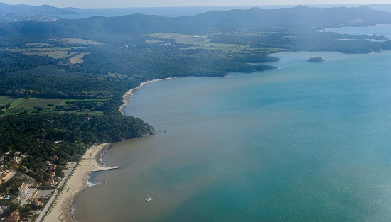 Vue aérienne d'une plage en PACA