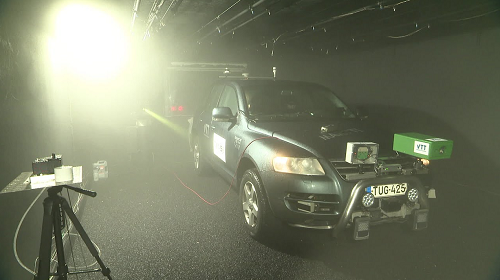 Vue de la plateforme: tests de capteurs sur une voiture en conditions brouillard et pluie