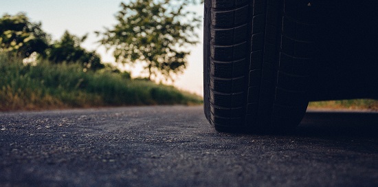 vue d'un pneu sur une route