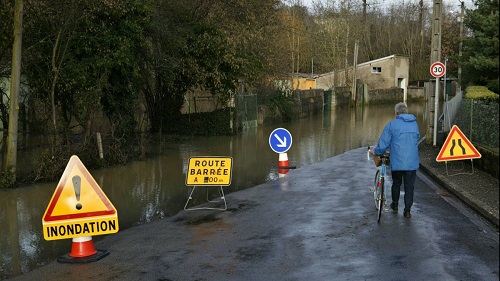 route barrée par inondation pres de Poitiers