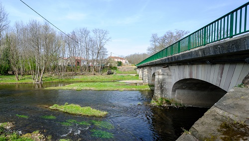 Petit pont sur une rivière de Haute Saone en zone rurale plate