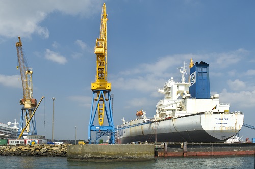 Port de Brest, déchargement d'un navire 