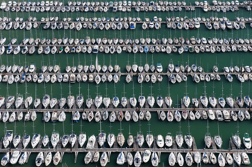vue de haut des bateaux du port de plaisance de La Rochelle alignés en rangées