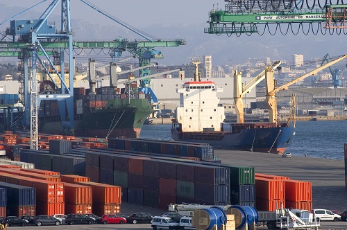 Port de Marseille, vue d'un cargo avec des grues mettant des conteneurs
