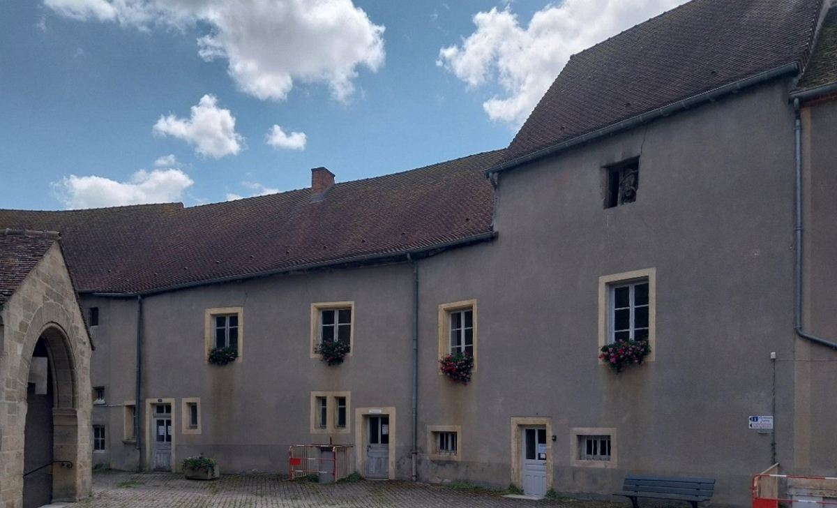 Ensemble historique des remparts à Issy-l’Evêque (71)