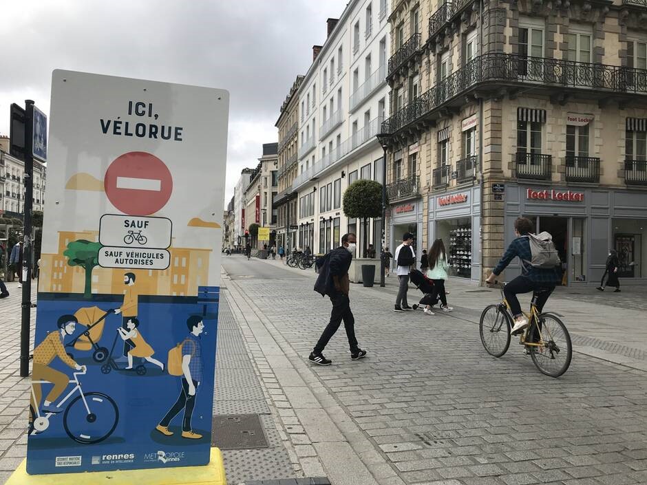 Exemple de panneau de communication mis en place pour encadrer la mise en place d’une vélorue à Rennes