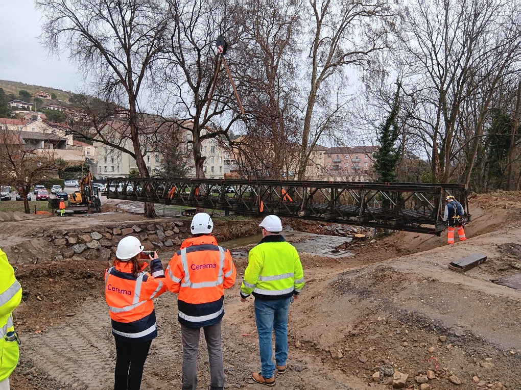 Installation du pont provisoire par le CNPS - Cerema