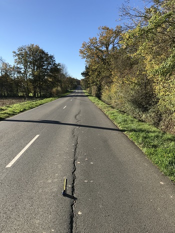 Cracking and deformation of a departmental road in Cher (18) exposed to drought and the phenomenon of RGA (Photo credit: L. Ighil Ameur © Cerema 2020)