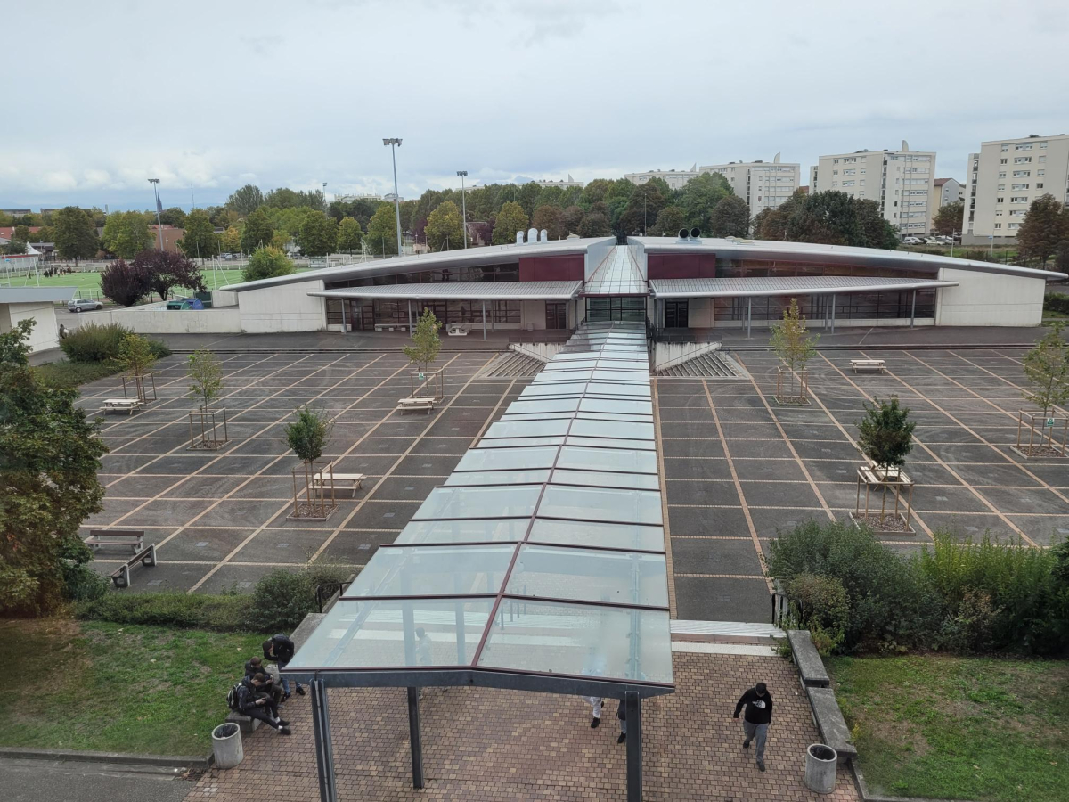 Cour du Lycée Marcel Rudloff à Strasbourg avant les travaux de renaturation (© Région Grand Est / F. Thomas)