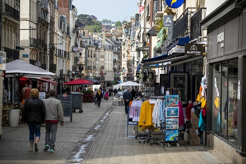 rue commerçante de Dieppe avec des boutiques ouvertes
