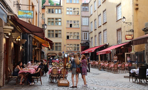rue piétonne dans le vieux Lyon avec des restaurants