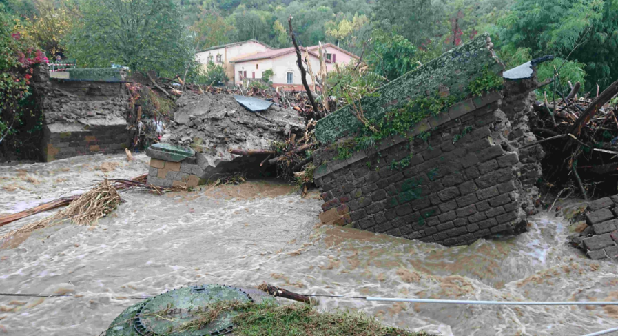 Ruine de l’ouvrage lors de la crue