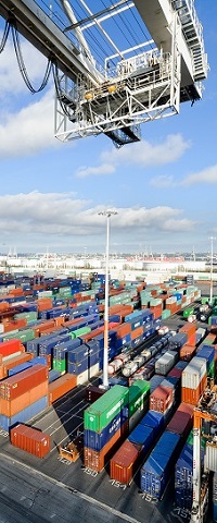 vue de conteneurs sur un port