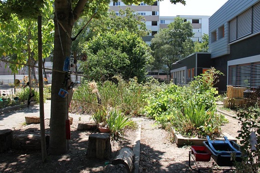 Parterre végétalisé à Strasbourg sur un trottoir