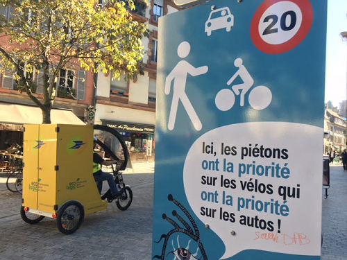 pancarte de priorité piétons en centre ville à Strasbourg