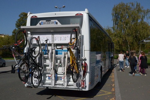 emport de vélos à l'arrière d'un autocar - Sytral