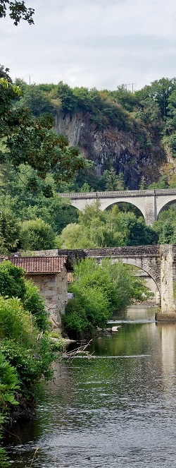 pont en pierres et pont en béton plus récent