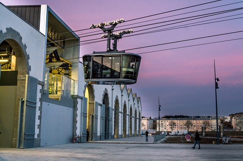 Téléphérique de Brest a la station capucins - cabine noire ovale en hauteur