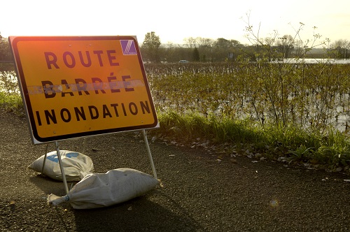 panneau sur une route barrée en raison d'une inondation