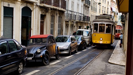 Tram dans une rue étroite de Lisbonne