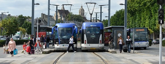tramway à Caen, avec des gens montant et descendant
