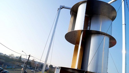 vue d'une éolienne urbaine fixée sur un toit