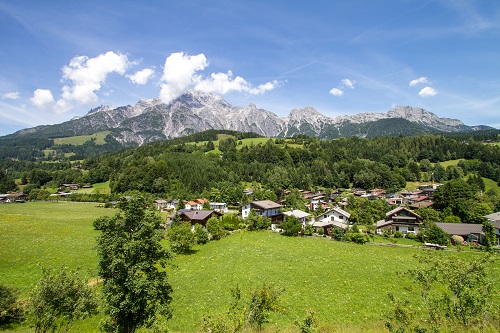 paysage de montagne avec un village isolé