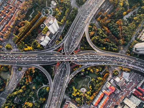 vue aérienne d'un carrefour urbain