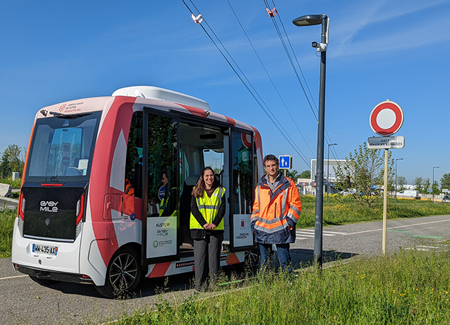 Guillaume Saint Pierre et Maria Ruchiga (doctorante Cerema et Université Gustave Eiffel travaillant sur la sécurité des véhicules autonomes) sur le site de l'Oncopole à Toulouse, instrumenté par le Cerema pour étudier les déplacements de la navette Easy Mile actuellement en phase de test sur route ouverte dans le cadre du projet SAM. En fond, le téléférique Téléo, mis en service au printemps 2022. © Cerema