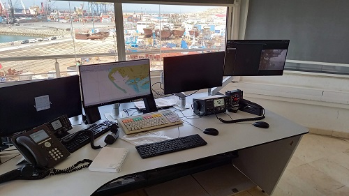 poste de commande d'un port au Maroc, vue des ecrans d'ordi et du port 