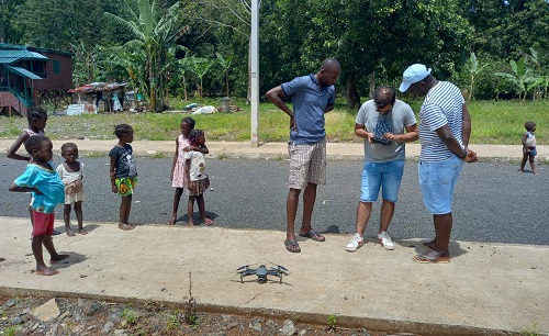 Démonstration d'usage du drone avec les agents de Sao Tomé