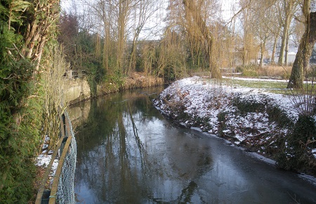 Rivière Yvette en hiver, dans un parc
