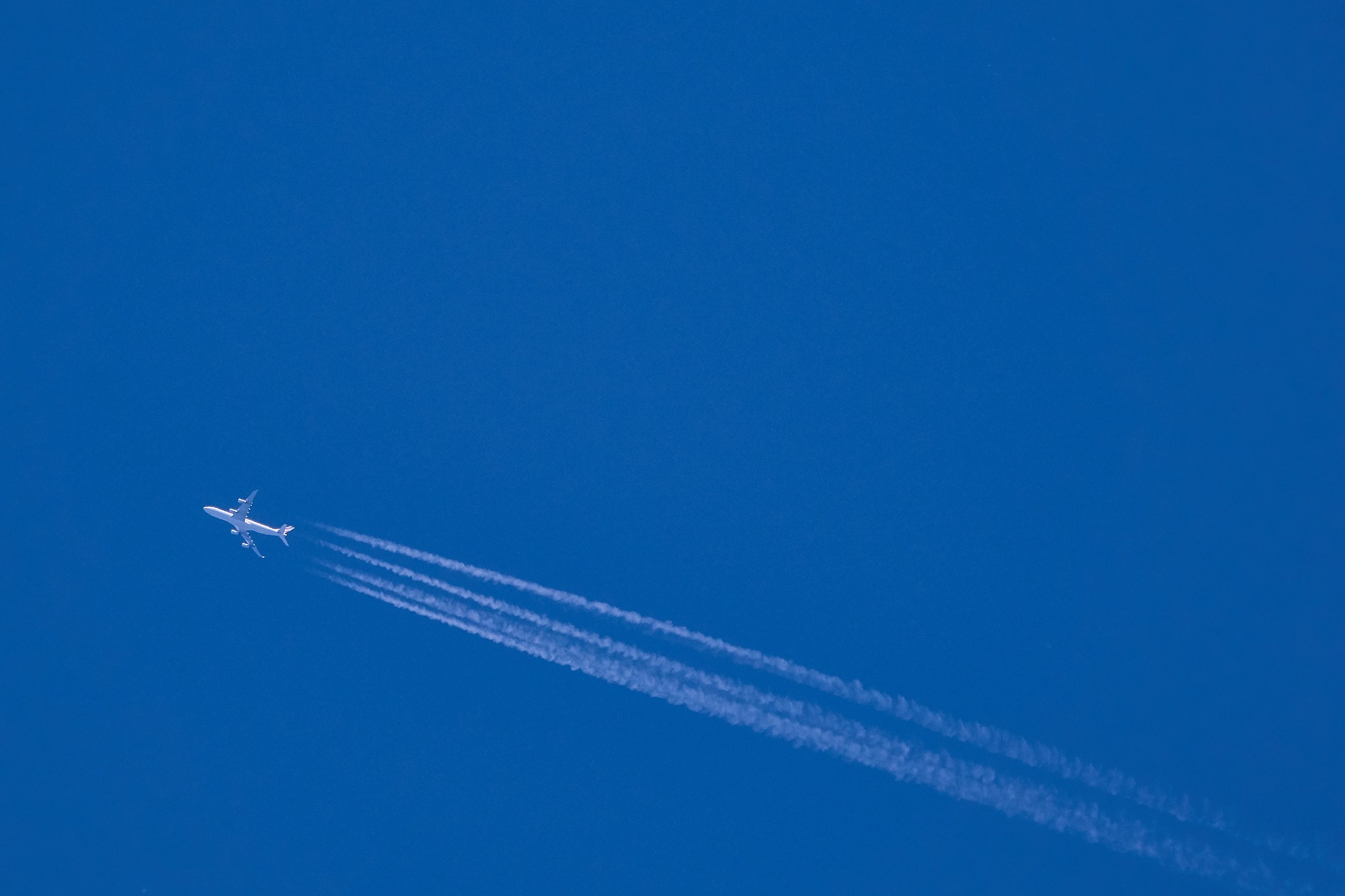 Реактивный самолет в небе. Полоса от самолета. Самолет в небе. След от самолета. След самолета в небе.