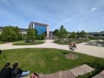 Cour renaturée du Lycée Marcel Rudloff à Strasbourg (© Région Grand Est / F. Thomas).
